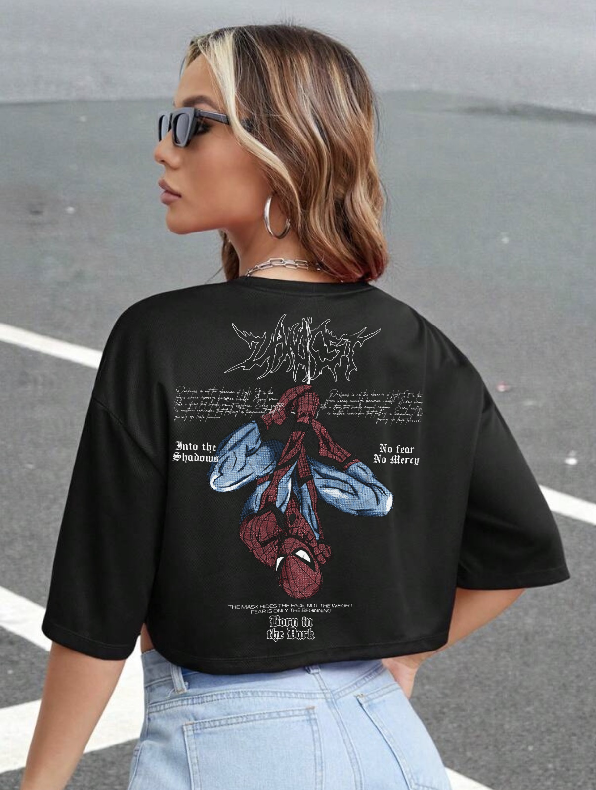 Vista posterior de camiseta negra con diseño gráfico de Spider-Man